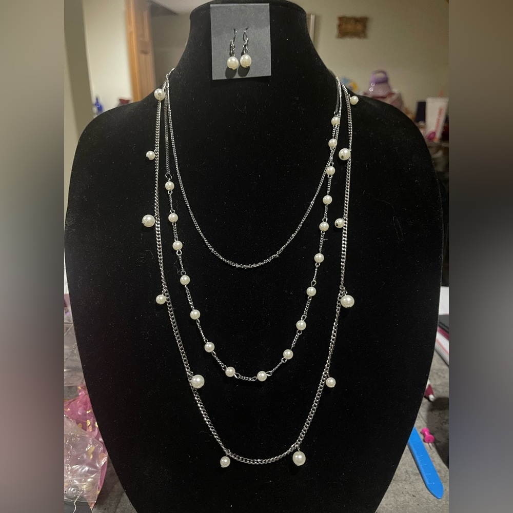 Fabulous and beautiful necklace gunmetal color and pearls it’s a long necklace